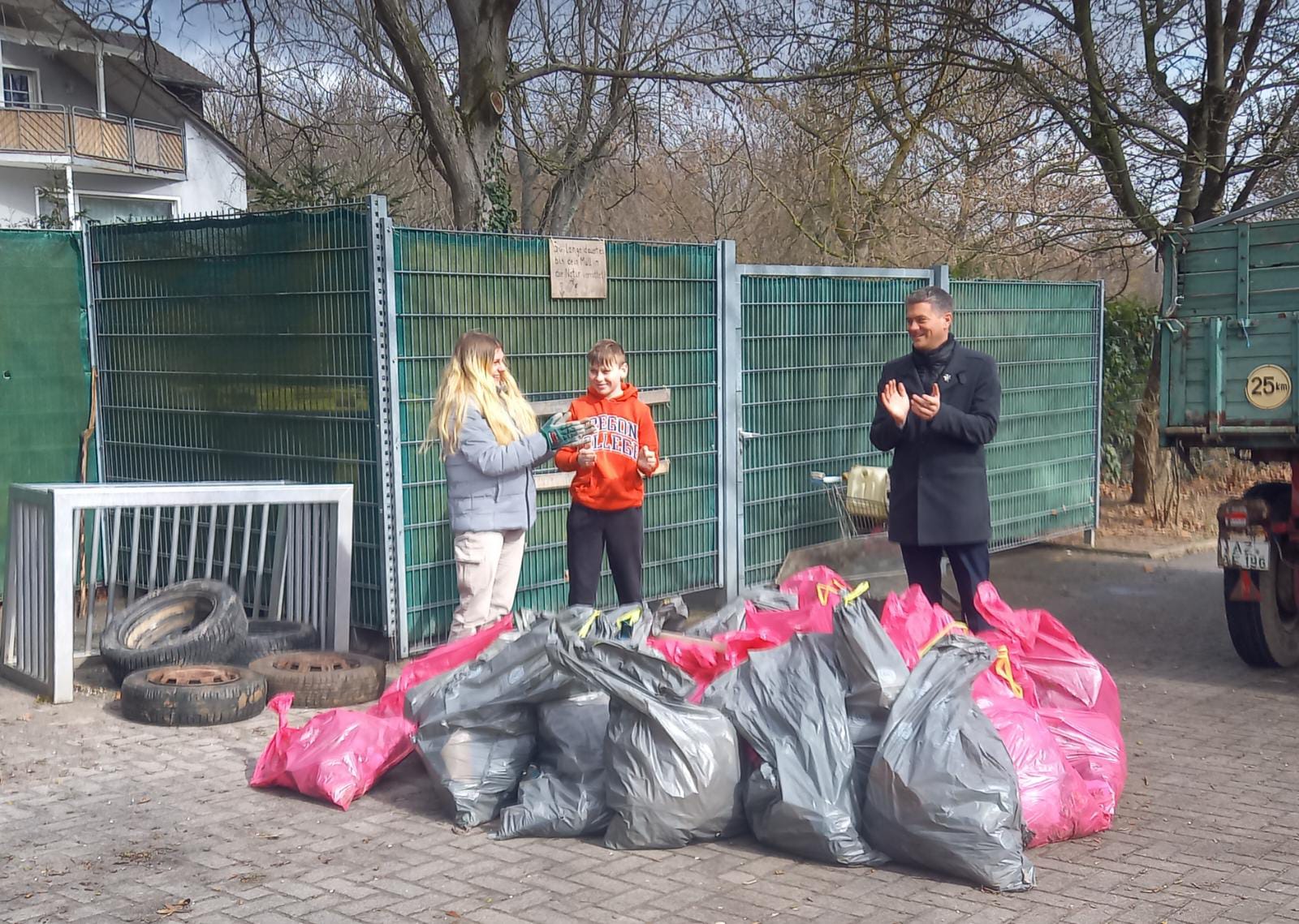 Volkerschule sammelt Müll